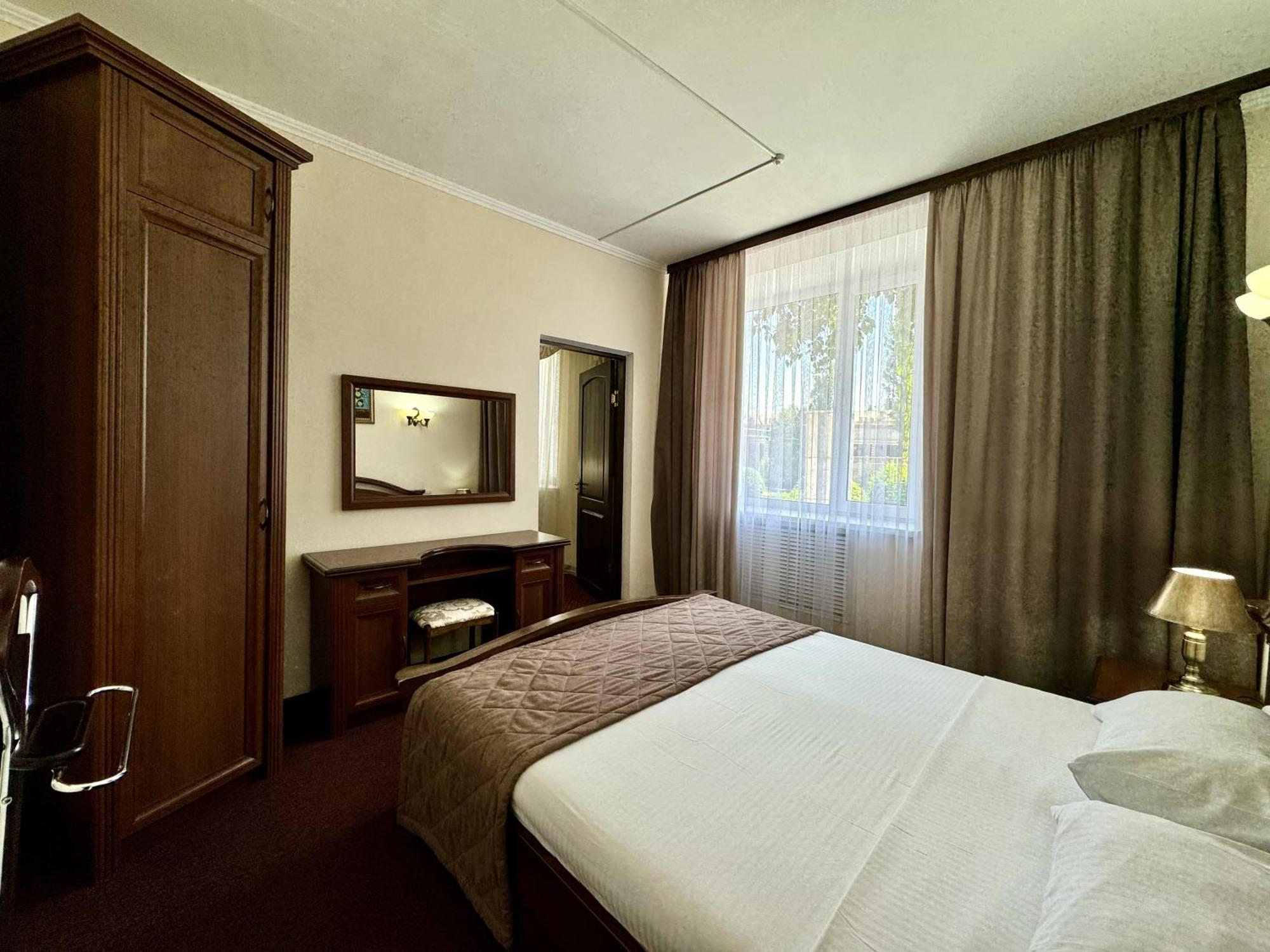 Hotel Zhambyl Taraz Bagian luar foto