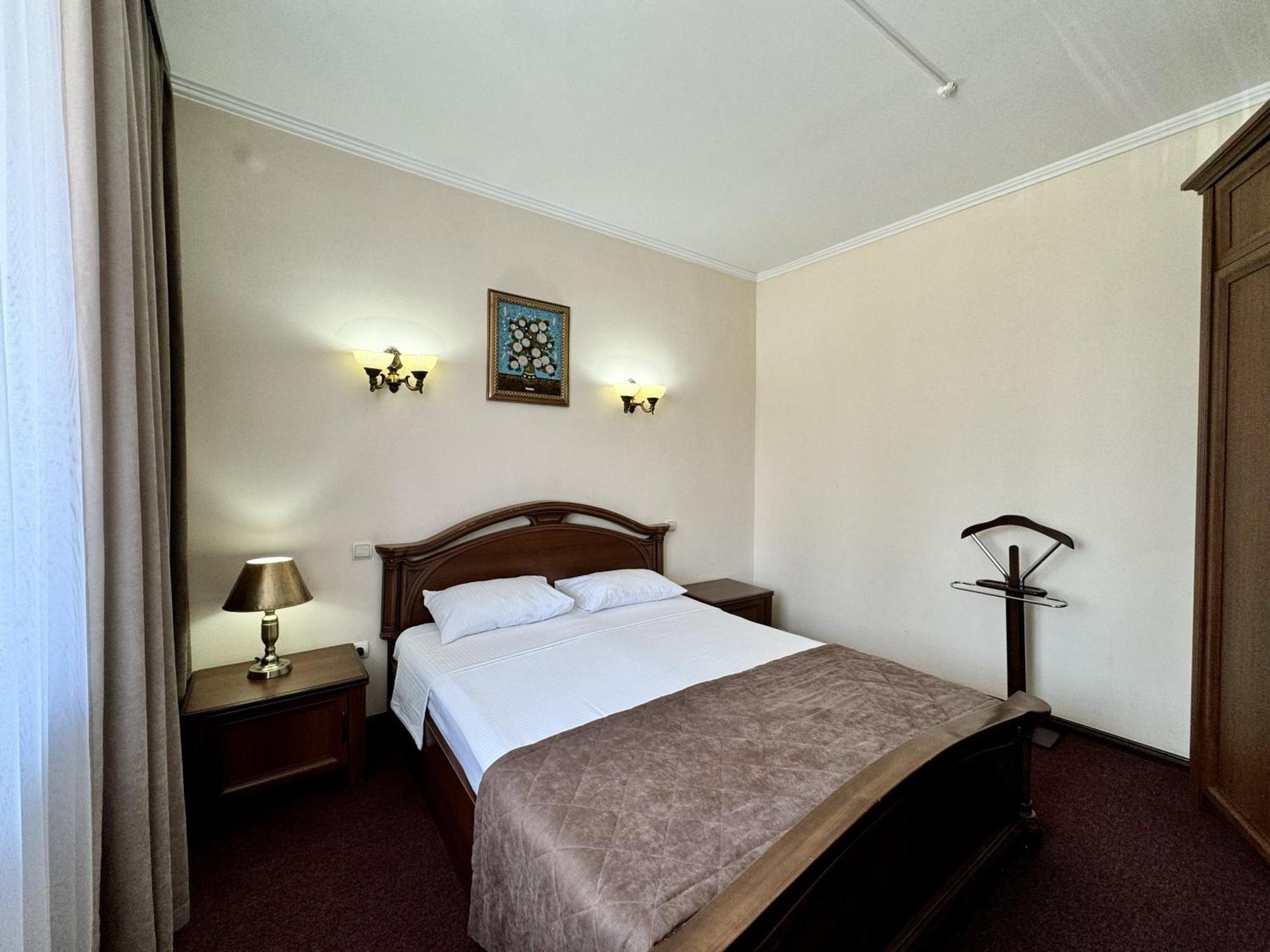 Hotel Zhambyl Taraz Bagian luar foto