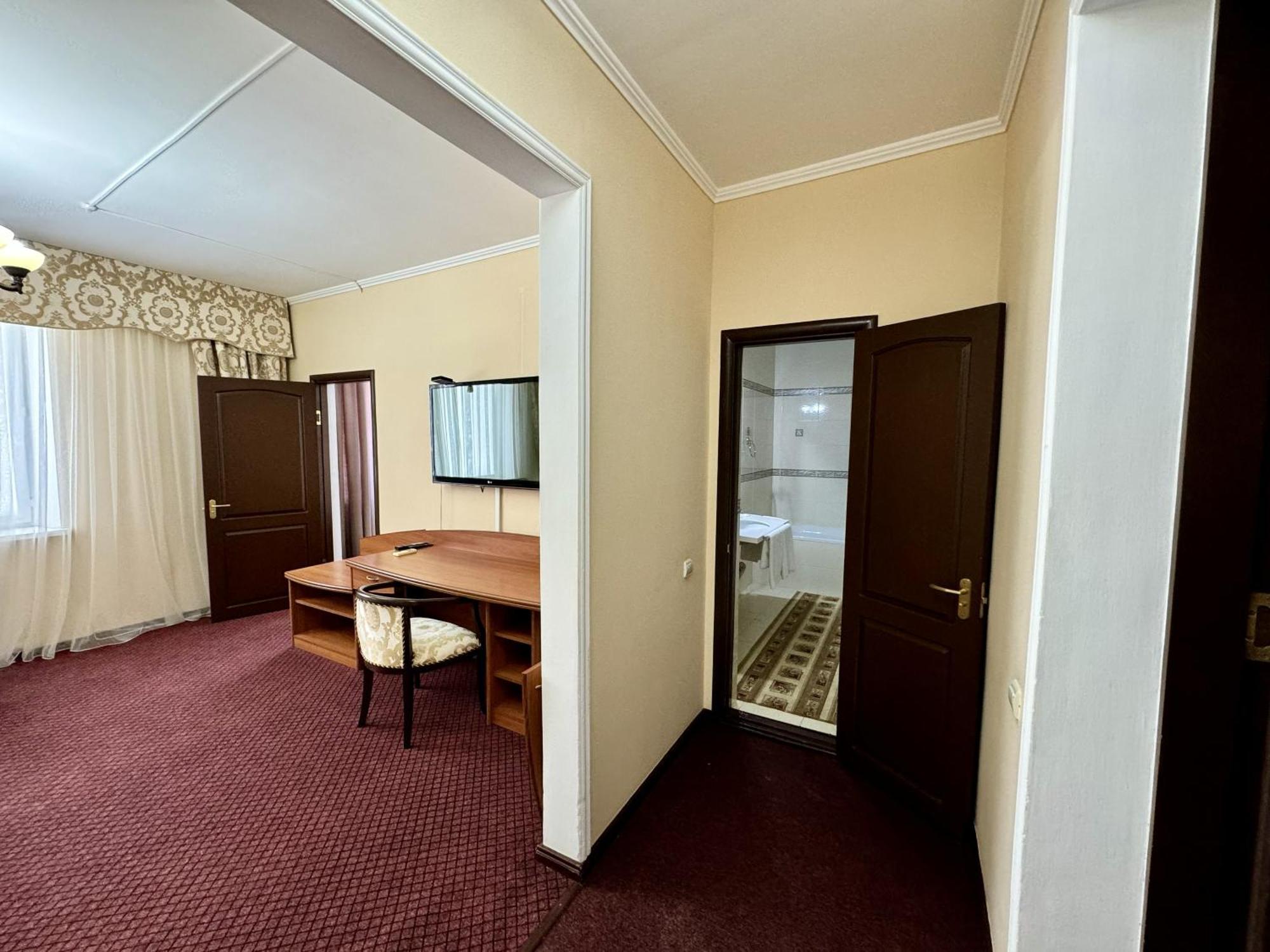 Hotel Zhambyl Taraz Bagian luar foto