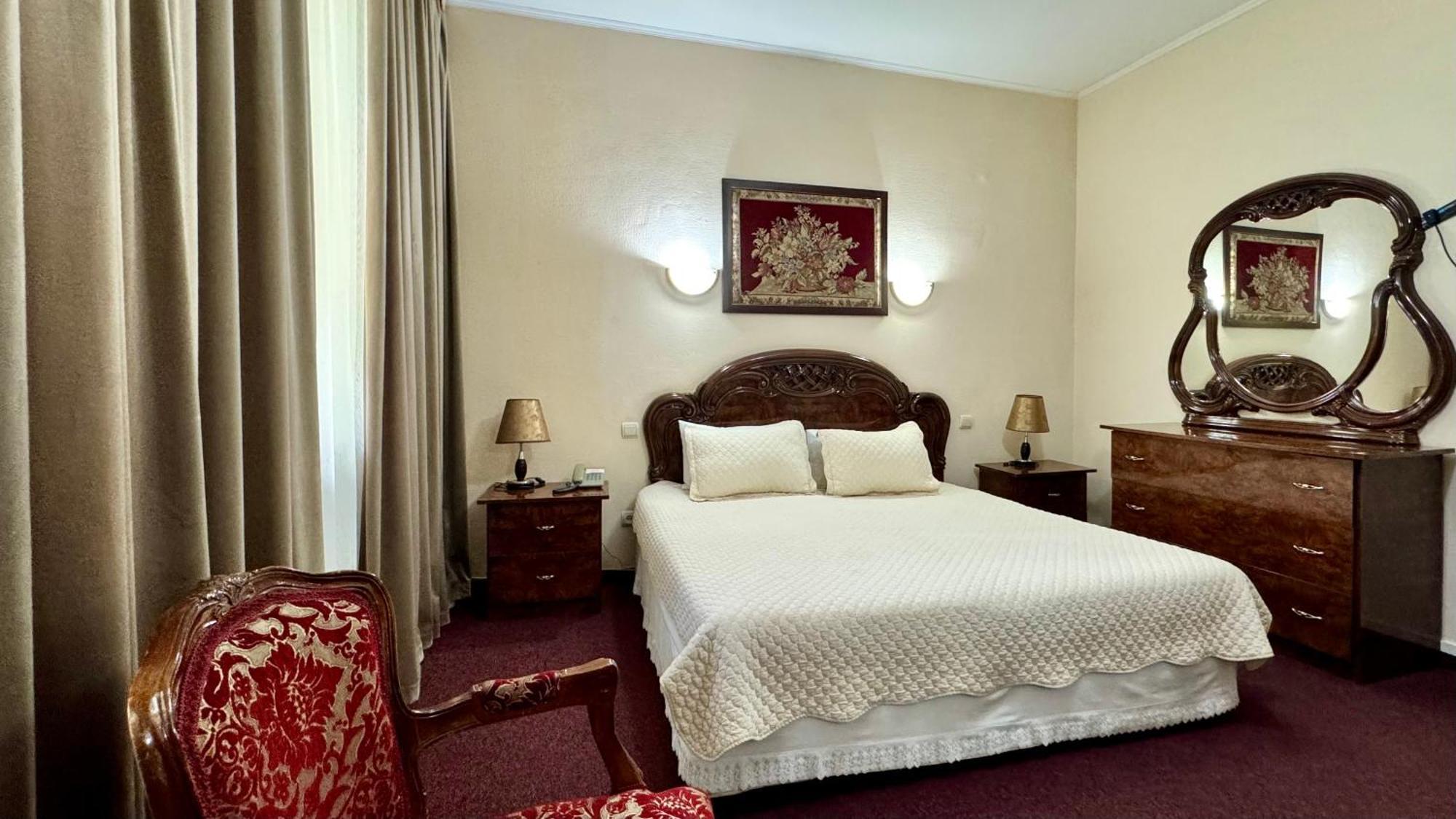 Hotel Zhambyl Taraz Bagian luar foto